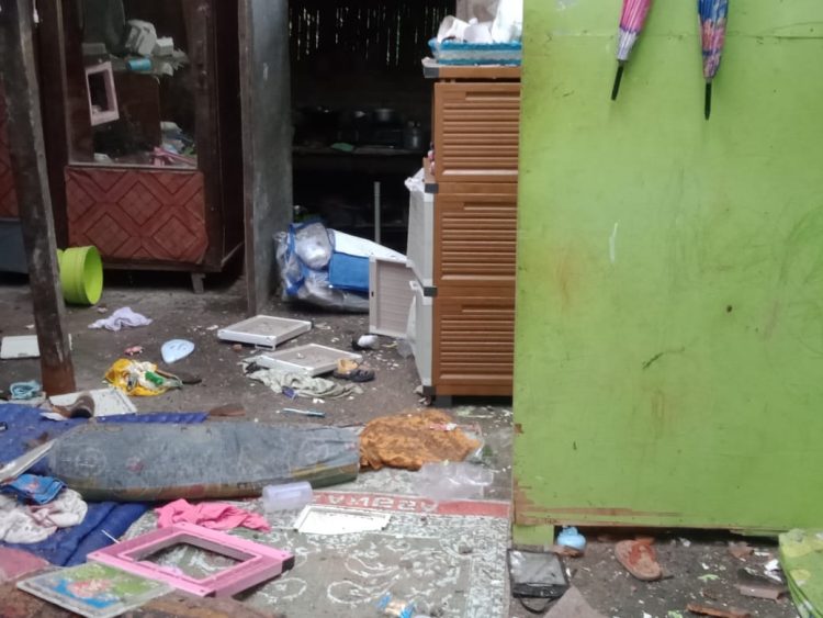 “Duar! Petir Nyelonong ke Rumah Warga Klaten, Agus Dapat ‘Hadiah’ Genteng di Kepala”