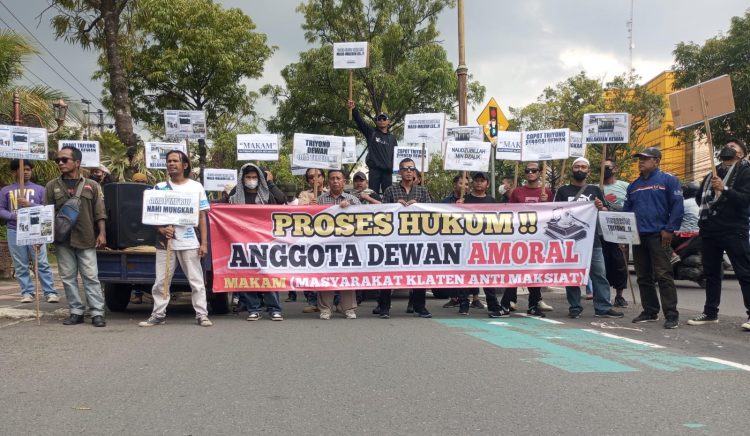 Duh, Pak Dewan! Gara-Gara Selingkuh, Warga Geruduk DPRD Klaten!