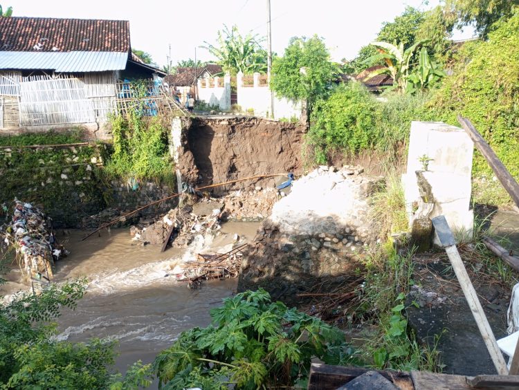 Jembatan Babadan Ambruk, Air Sungai Datang Bukan Buat Ngasih Hoki, Tapi Bikin Ngeri