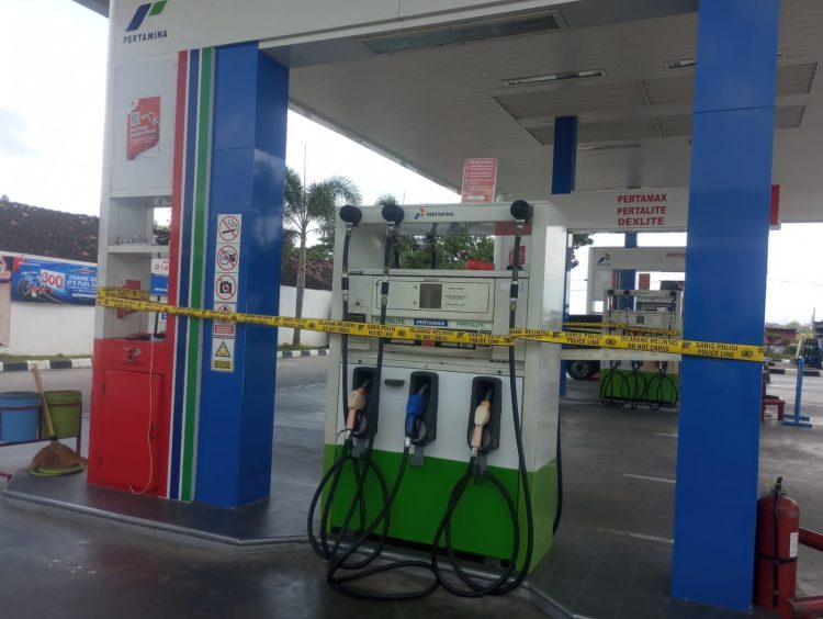 GARAPAN GARING GARENG: TRUCUK BUKAN TRUCUK, TAPI “TRUCUP”! SPBU KLATEN BIKIN KENDARAAN MANDI AIR BBM