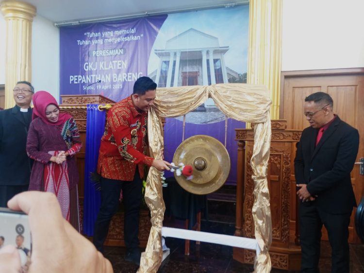 Gereja Baru Diresmikan, Gong Dipukul, Hati Dipeluk