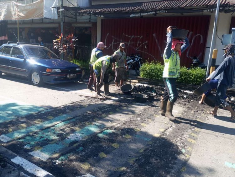 Empat Polisi Tidur Depan Pemda Klaten Dibongkar: “Mereka Akhirnya Pensiun Dini!”