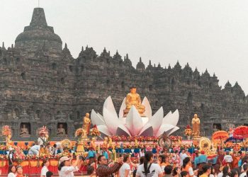 WAISAK: LENTERA CINTA DI TENGAH KEGADUHAN DUNIA