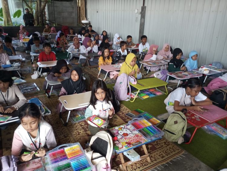 Gareng Petruk Liputan Khusus: Mewarnai Masa Depan, Bukan Cuma Kertas!  Lomba Mewarnai Piala Bupati: Meningkatkan Kreativitas dan Percaya Diri Anak, Tapi Jangan Lupa, Pewarna Itu Mahal Lho, Pak!