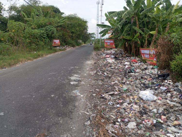 Sampah Berserakan di Jalan Pedan-Trucuk: Yang Malu Duluan, Lingkungan atau Warga?