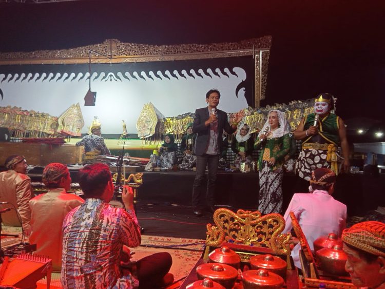 Bersih Desa Rasa Senayan: Pak Didik Haryadi Nonton Wayang, Jalan Menuju DPR Ternyata Lewat Dukuh Jaten!