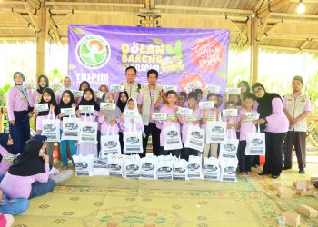 Samping kanan ketua umum YASPIM DARUSALAM. Di wisata the honduras polanharjo klaten