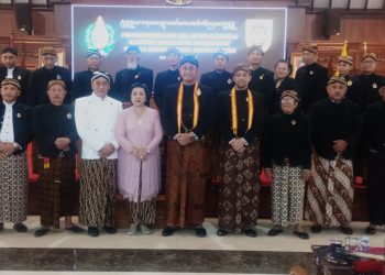 Gusti Moeng beserta para abdi dalem Kraton Surakarta foto bersama Bupati dan Wakil Bupati Klaten (tengah memakai Samir) setelah upacara pemberian gelar kehormatan. Dok. Pribadi