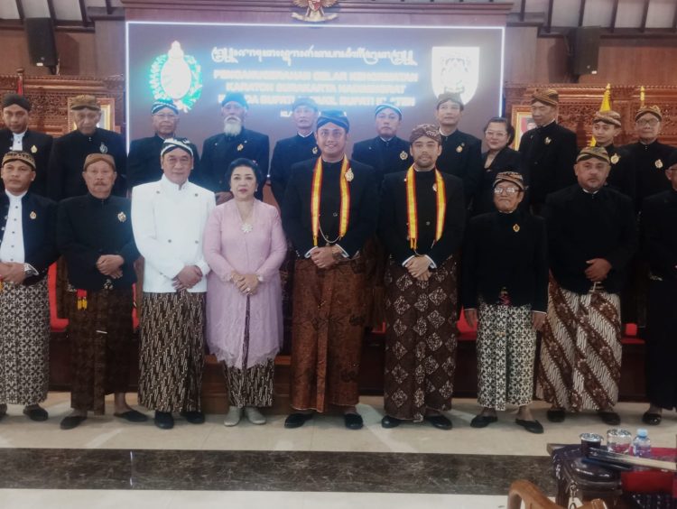 Gusti Moeng beserta para abdi dalem Kraton Surakarta foto bersama Bupati dan Wakil Bupati Klaten (tengah memakai Samir) setelah upacara pemberian gelar kehormatan. Dok. Pribadi