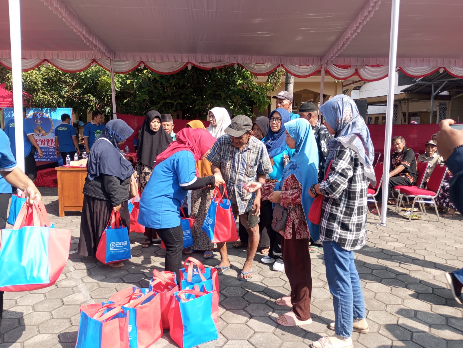Petugas Bank Klaten membagikan sembako kepada Masyarakat dalam rangkaian HUT Bank Klaten ke-74. Dok. Pribadi.