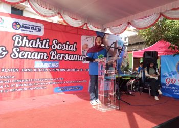 Dirut Bank Klaten, Dewi Ekosari menyapa warga dalam acara bakti sosial HUT Bank Klaten . Dok. Pribadi