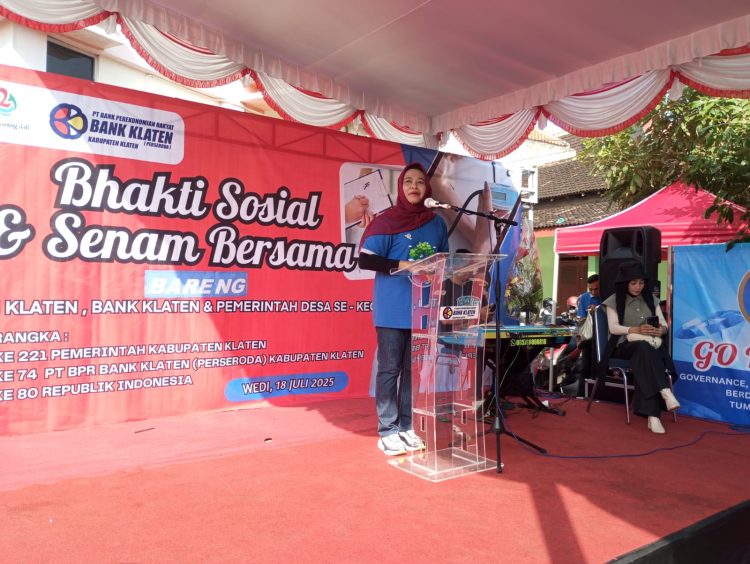 Dirut Bank Klaten, Dewi Ekosari menyapa warga dalam acara bakti sosial HUT Bank Klaten . Dok. Pribadi