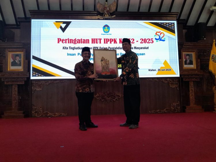 Ketua IPPK Klaten, Menyerahkan Gambar Wayang Batara Guru. Dok. Pribadi