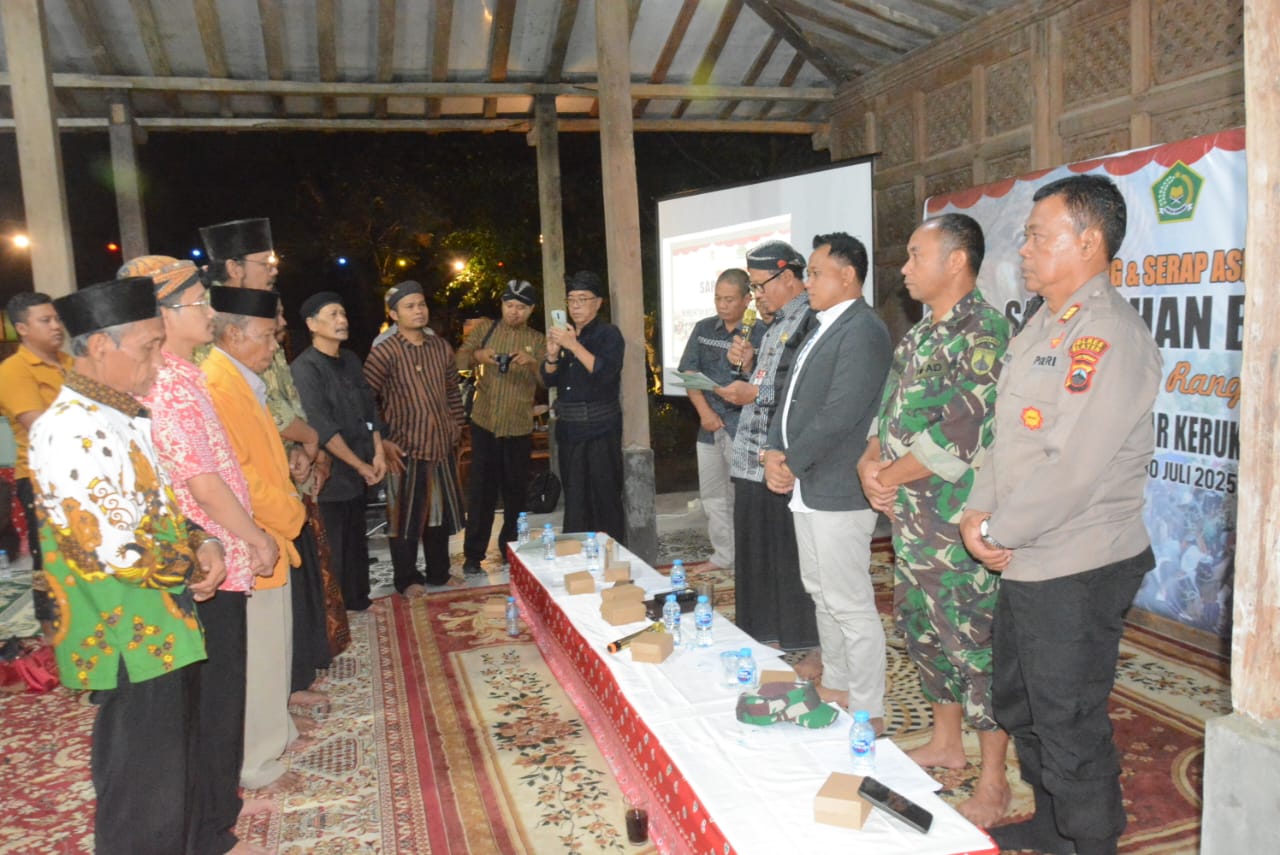 Ketua FKUB Klaten didampingi Forkopincam Jatinom, mengukuhkan kelompok sadar merukunan berbasis budaya kecamatan Jatinom, Klaten.