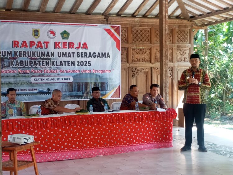 Wakil Bupati Klaten, Benny Indra Ardianto , memberikan sambutan pembukaan raker FKUB Klaten. Foto : Eko /Gareng Petruk