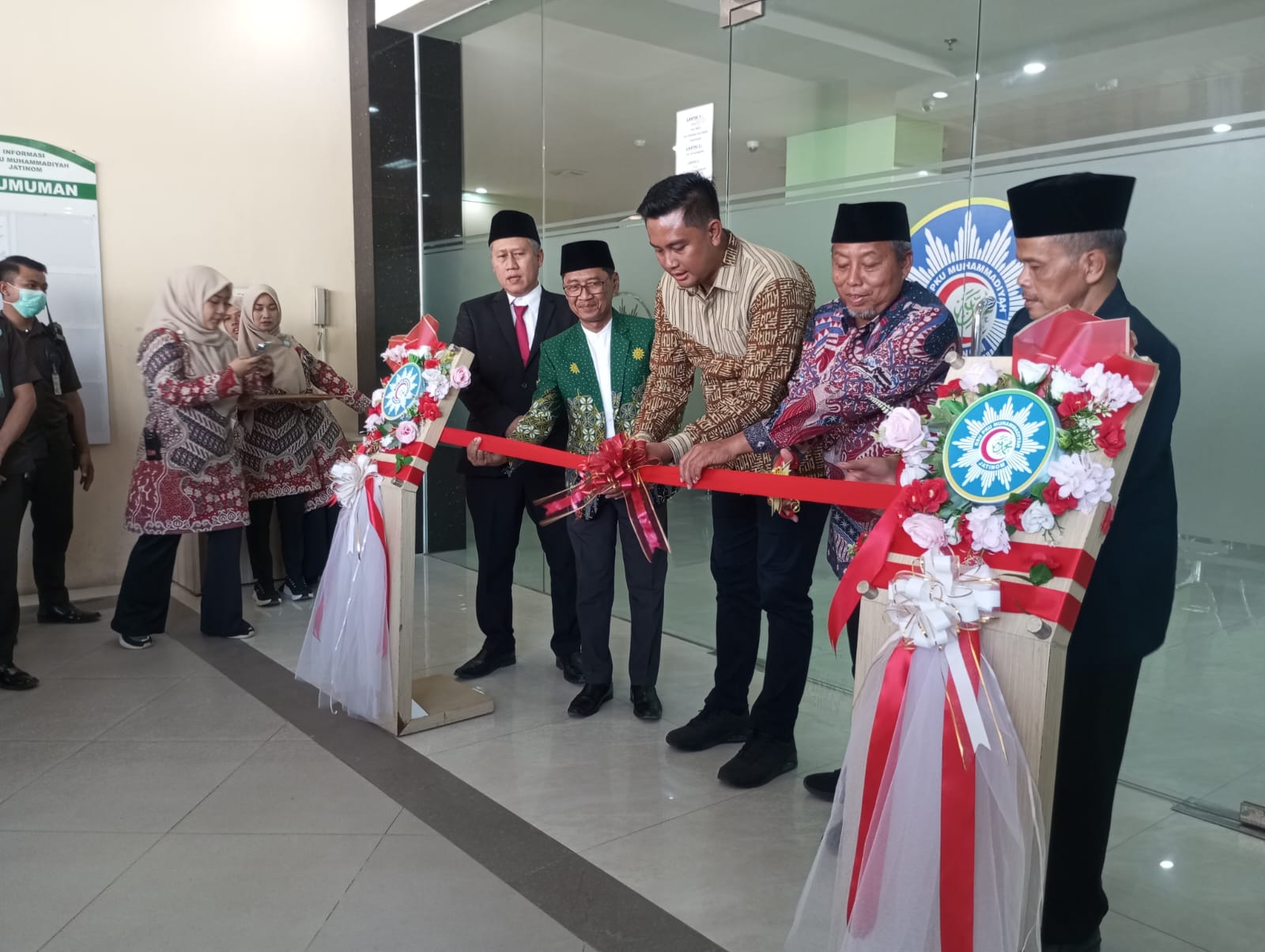 Bupati Klaten beserta pengurus Muhammadiyan dan direktur rumah sakit melakukan potong pita sebagai tanda dibuka nya gedung baru. Dok. Eko / Gareng Petruk