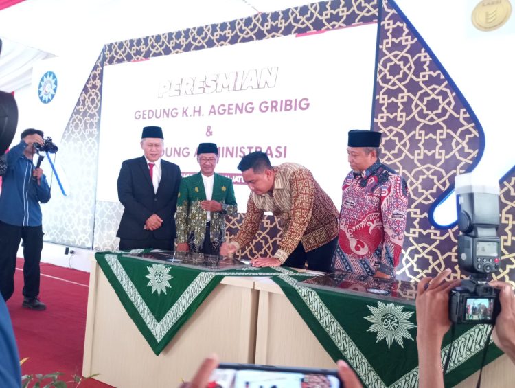 Bupati Klaten, Hamenang Wajar Ismoyo, S.I.Kom., didampingi direktur rumah sakit dan pengurus Muhammadiyah, menandatangani prasasti peresmian gedung. Foto : Eko/Gareng Petruk.