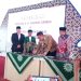 Bupati Klaten, Hamenang Wajar Ismoyo, S.I.Kom., didampingi direktur rumah sakit dan pengurus Muhammadiyah, menandatangani prasasti peresmian gedung. Foto : Eko/Gareng Petruk.