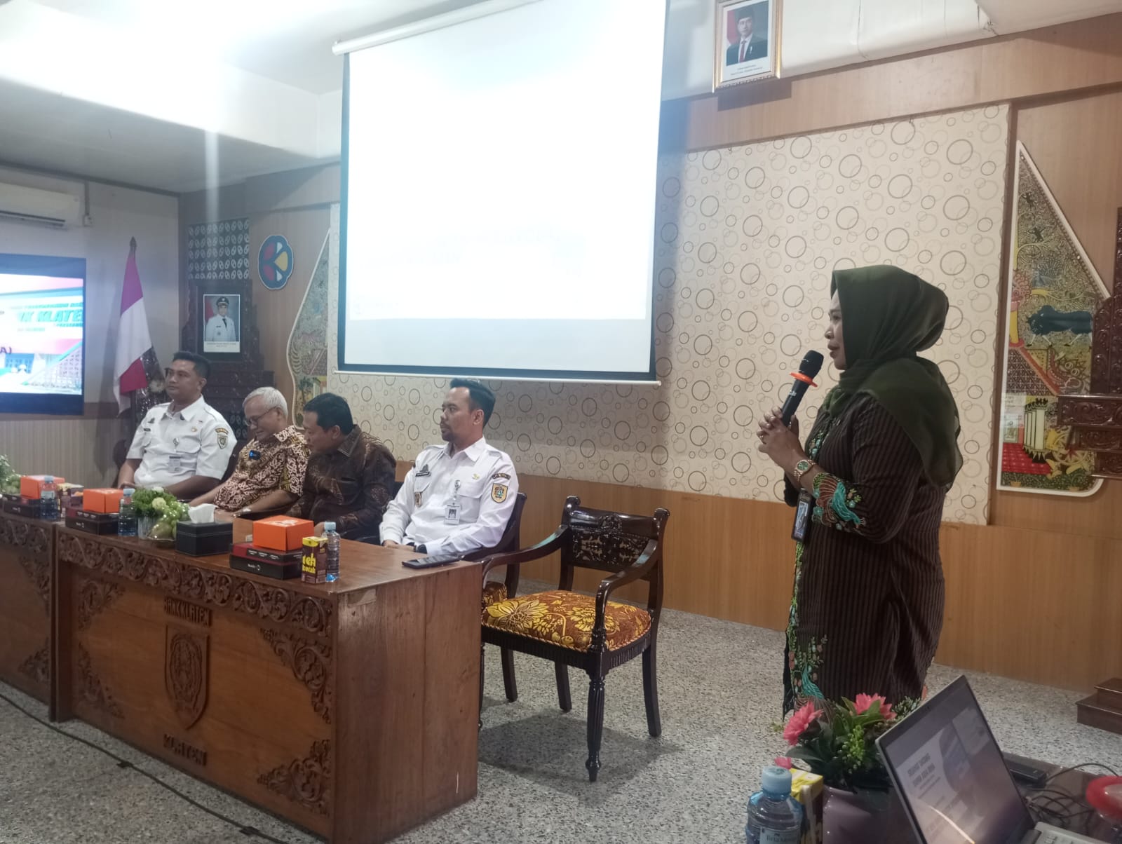 Dirut BPR Bank Klaten, menyampaikan program kerjanya saat kunjungan anggota DPR RI, di Aula Bank Klaten. Dok. Pribadi
