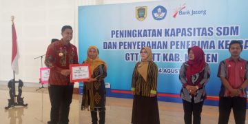 Sebanyak 1.440 GTT/PTT di Klaten Terima Kesra, Bupati: “Jangan Dipakai untuk Pinjol dan Judol”