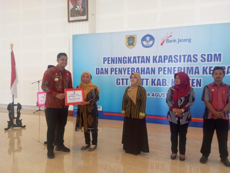 Sebanyak 1.440 GTT/PTT di Klaten Terima Kesra, Bupati: “Jangan Dipakai untuk Pinjol dan Judol”